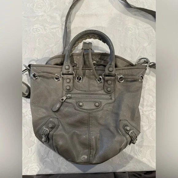 BALENCIAGA ash gray bucket tote with leather studding - Picture 3 of 4